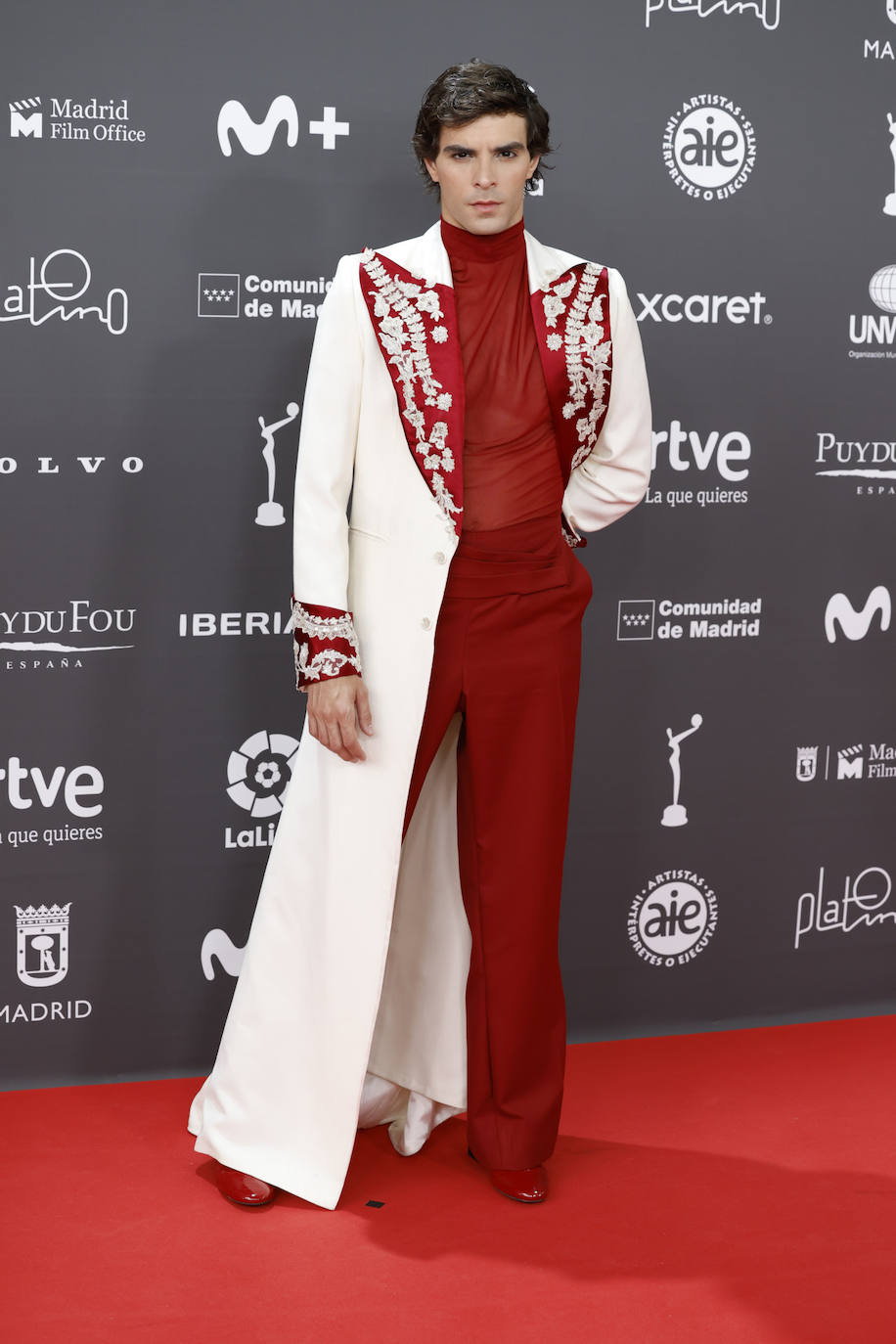 Uno de los estilismos más llamativos fue el del actor José Pastor que llevó pantalones y camisa de cuello alto transparente en color rojo, con un abrigo blanco largo con salas y puños en rojo y bordados en blanco. Es de Jairo Villada. 