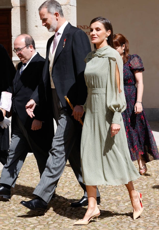 La Reina Letizia con un vestido Vogana junto al Rey en la entrega del Premio Cervantes 2023.