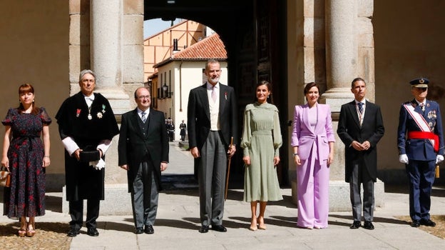 Los Reyes con el resto de autoridades en Alcalá de Henares, donde se hizo entrega del Premio Cervantes.