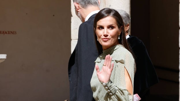 Doña Letizia ha lucido unos pendientes nuevos de oro con una piedra verde a juego con el color del vestido.