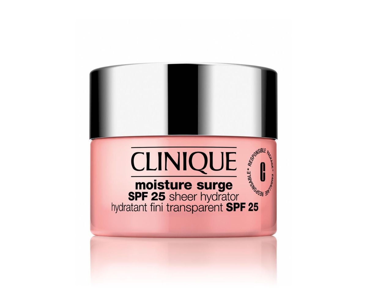 Moisture Surge™ SPF 25 Sheer Hydrator de Clinique (46 €, 50 ml). Crema hidratante de “textura nube” que proporciona la misma hidratación de la icónica Moisture Surge, más una protección solar transparente, incluso para los tonos más oscuros de piel. Contiene Bio Fermento de Aloe, Complejo de Ácido Hialurónico y Provitamina D, que penetra profundamente en la superficie de la piel para conseguir hidratarla para todo el día.