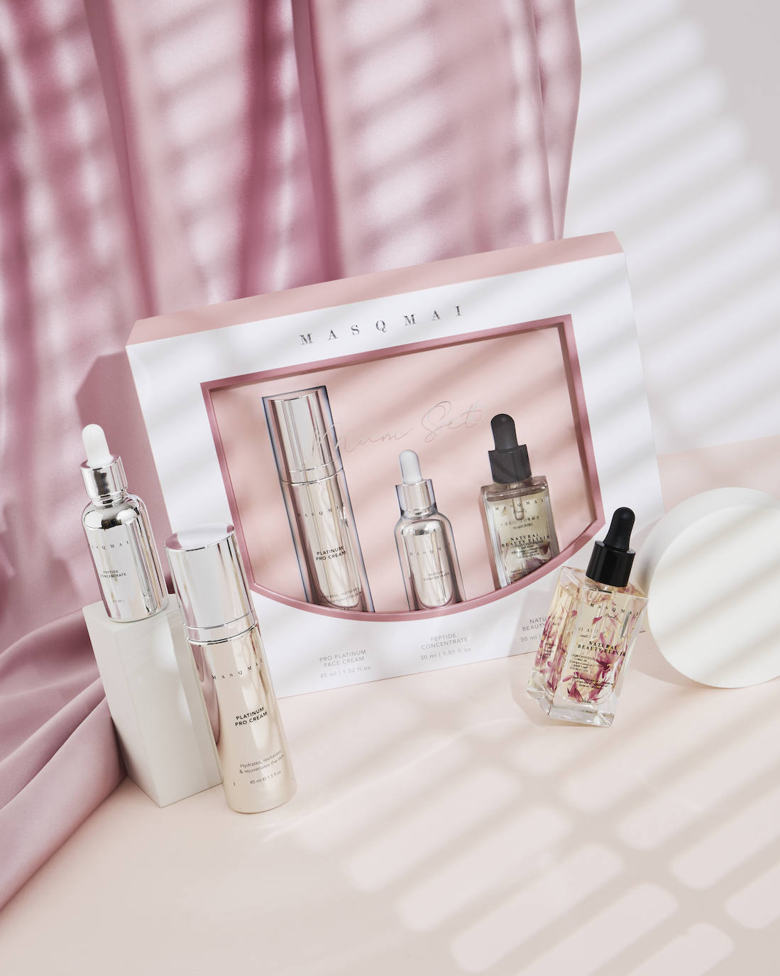 Mum Set de Masqmai (97,90 €). Contiene la crema con poderosos antioxidantes y activo botox-like Platinum Pro Cream, el booster concentrado de péptidos Platinum Peptide Concentrate, y el aceite 100% natural y éxito de ventas de la firma de Alice Campello Natural Beauty Elixir, que sirve para nutrir la piel del rostro y del cuerpo.