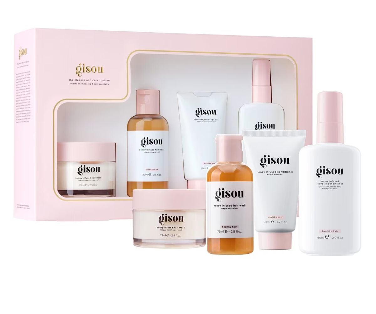 The Cleanse & Care Routine GISOU (44,99 €, solo en Sephora). Este set incluye un champú, un acondicionador, otro acondicionador sin aclarado y una mascarilla todos infusionados con miel. ¿El resultado? Un cabello nutrido e hidratado, fortalecido, flexible y brillante. 