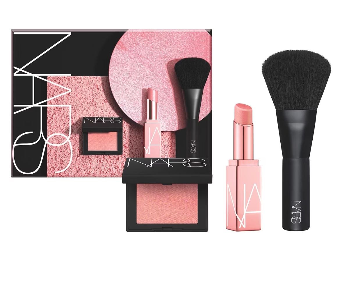 Set de maquillaje Orgasm Thrills Lip & Cheek de edición limitada (49,9 €, en Sephora). Contiene el bálsamo Labial Afterglow, que deposita un velo hidratante de color rosa melocotón sobre los labios; Mini Blus, para hacer que las mejillas se sonrosen de placer; y Mini Blush Brush, para aún más sensaciones.