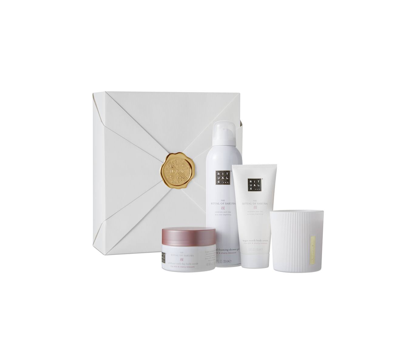 Cofre The Ritual of Sakura de Rituals (34,90 €). Bellamente envuelto con la técnica de origame japonés y lacre dorado con el logo de Rituals, este cofre realizado en papel FSC y tintas solubles al agua, guarda en su interior una selección de productos The Ritual of Sakura, para cuidar la piel y el espíritu con las propiedades hidratantes y aromáticas de la leche de arroz orgánica y la flor de cerezo japones. El set incluye la espuma de ducha, el exfoliante y la crema corporal y la vela de esta emblemática línea.