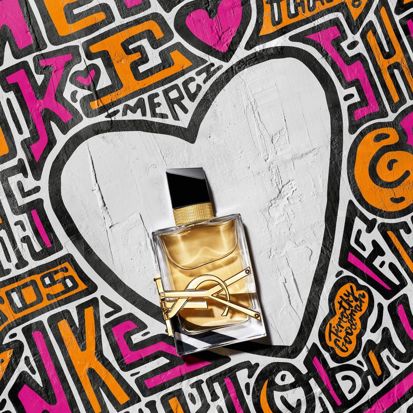 Libre de Yves Saint Laurent Beauty (151 €, 90 ml). El perfume de la libertad destaca por un corazón de lavanda, absoluto de flor de azahar y acorde de té blanco. Viene en una caja de regalo decorada por el artista Timothy Goodman.