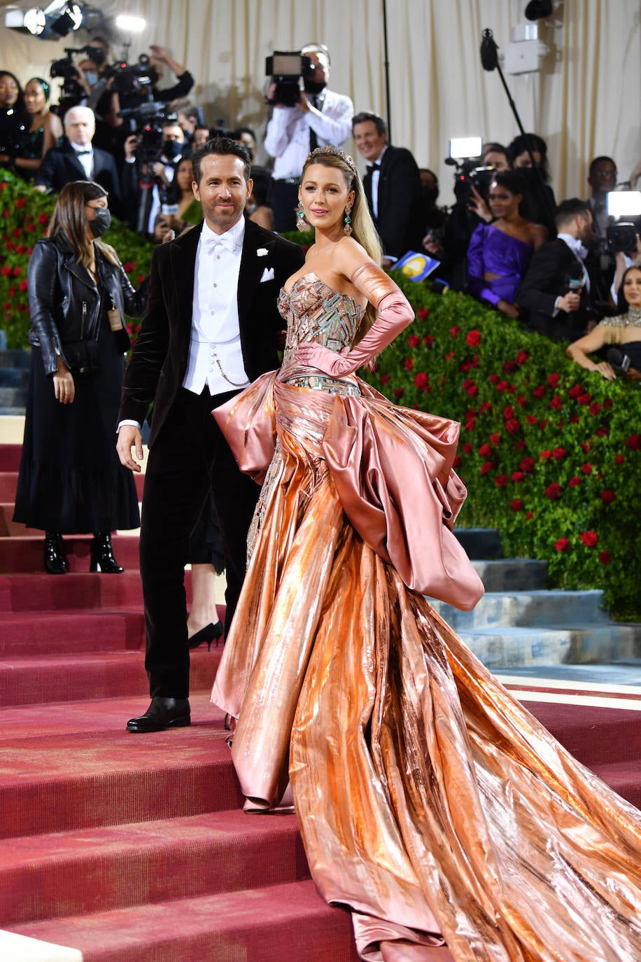 Blake Lively ejerció de maestra de ceremonias en la Gala Met 2022. La actriz lució un diseño de Versace con una cola desmontable.