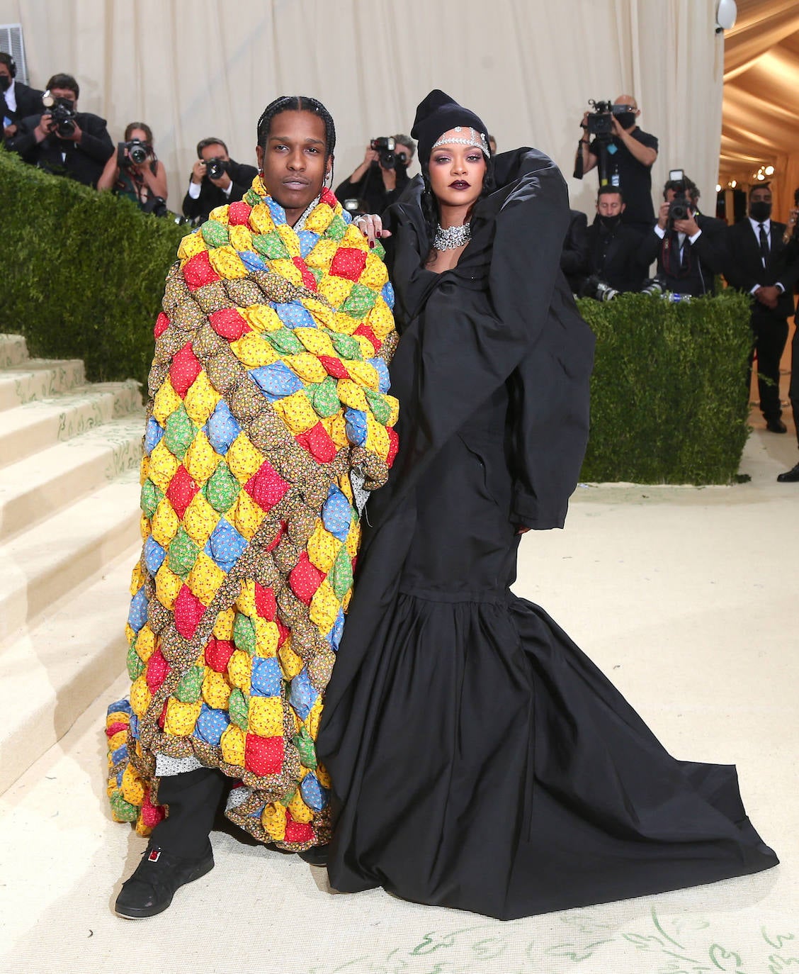 Rihanna y ASAP Rocky en la Gala Met 2021. La cantante eligió un look 'total black' de Balenciaga, mientras que su pareja se decantó por un edredón de colores. 