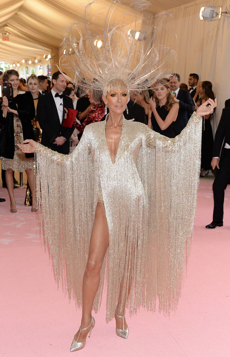 Celine Dior en la Gala Met 2019 con vestido de Oscar de la Renta y original tocado a juego. 