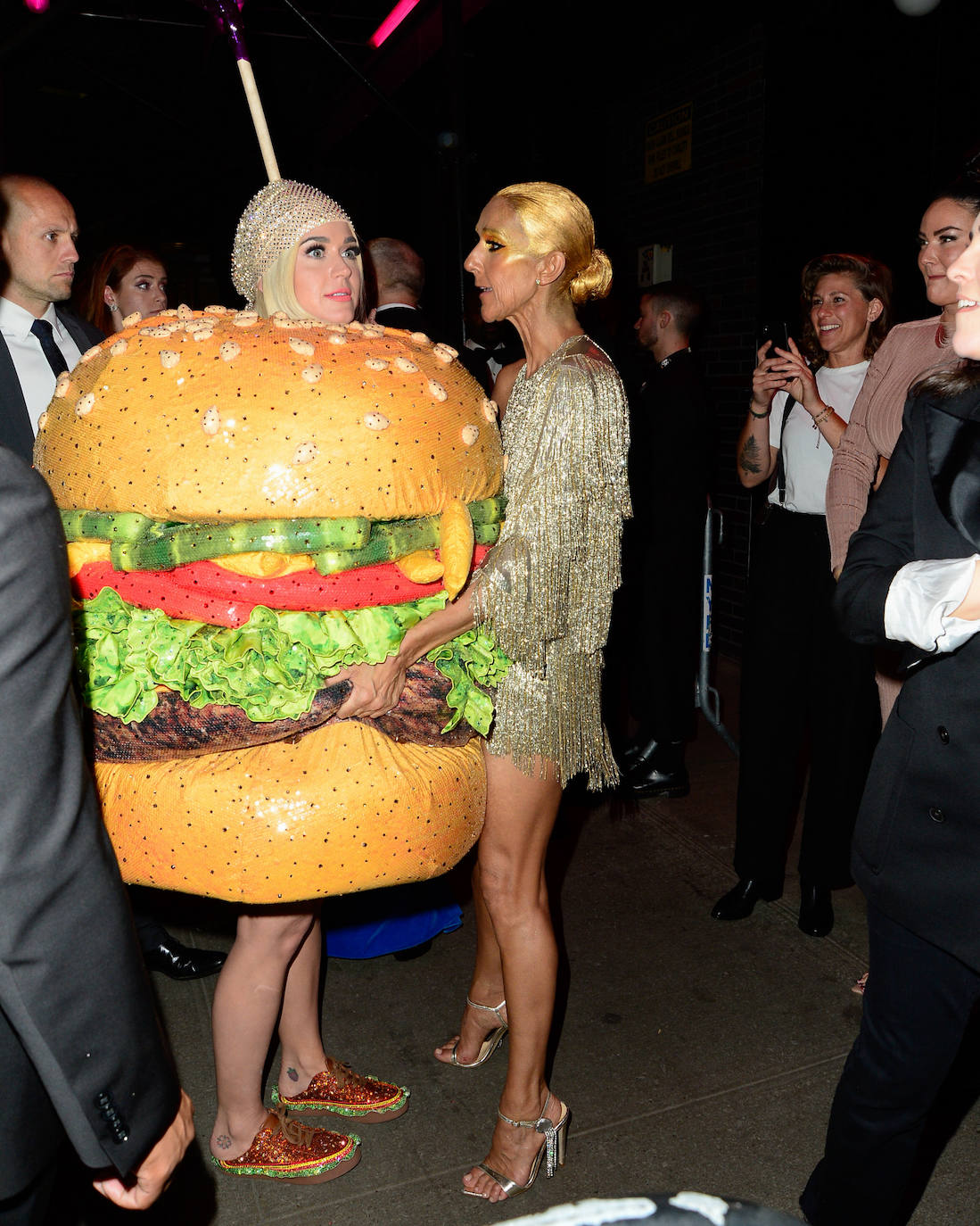 En 2019 para la fiesta posterior Katy Perry se vistió de hamburguesa, con un estilismo firmado por Moschino