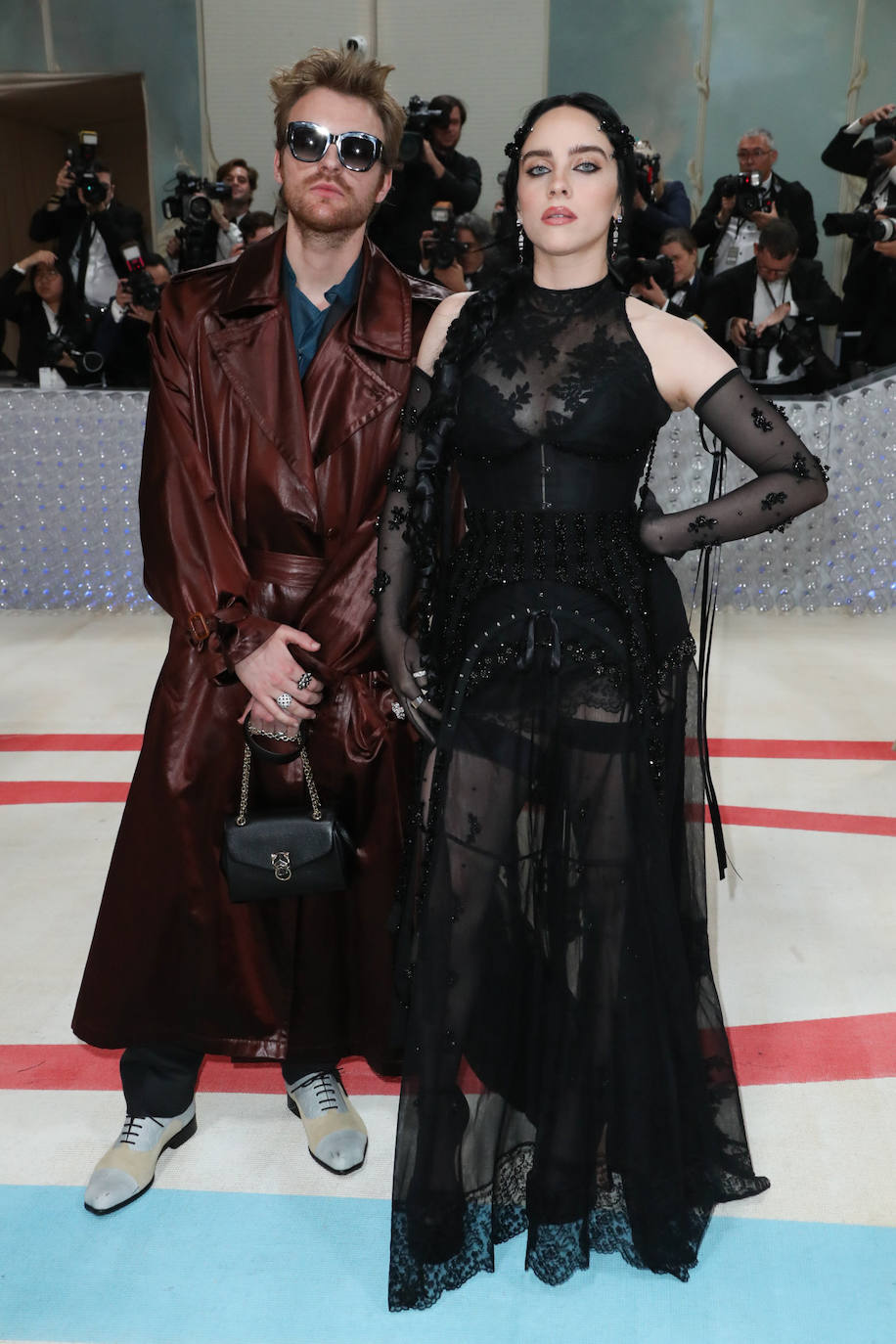 Finneas O'Connell y Billie Eilish. La cantante luce un modelo de Simone Rocha.
