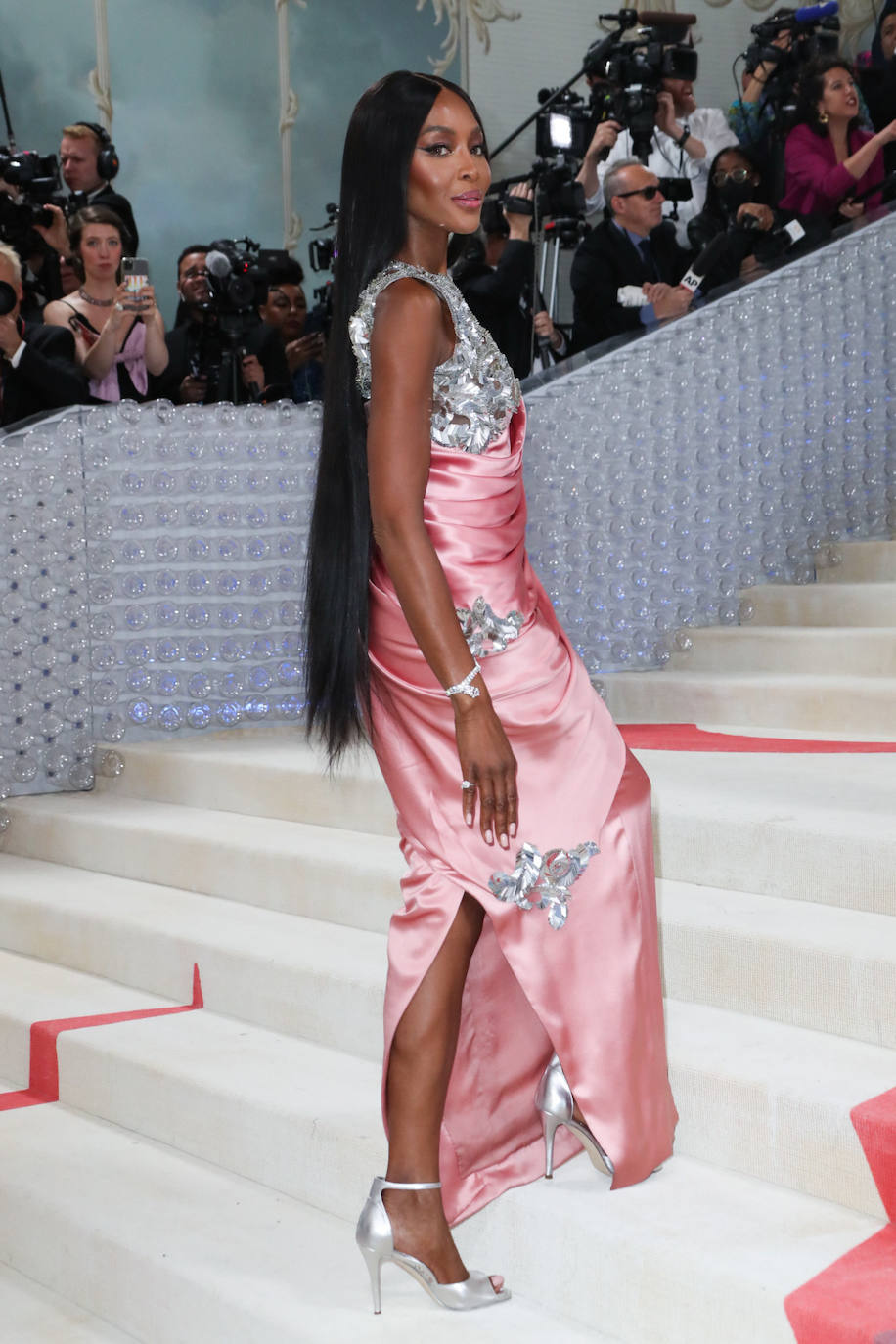 Naomi Campbell en la Gala Met 2023. La modelo británica fue vestida por Chanel, con un modelo lencero de satén y pedrería de la colección 2010 de la casa.