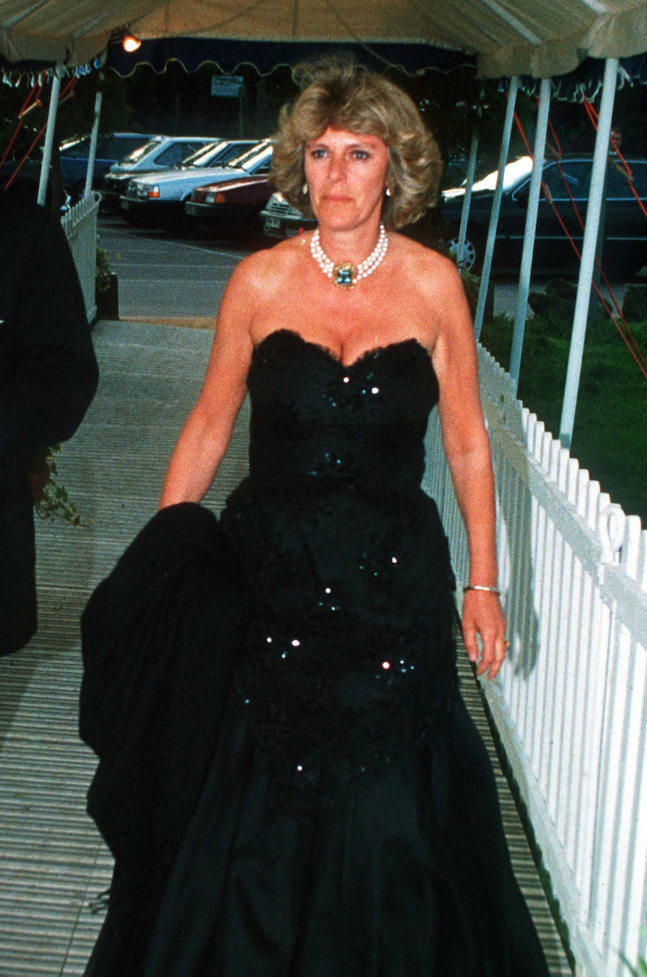 En los 90 Camilla con un vestido de fiesta negro.