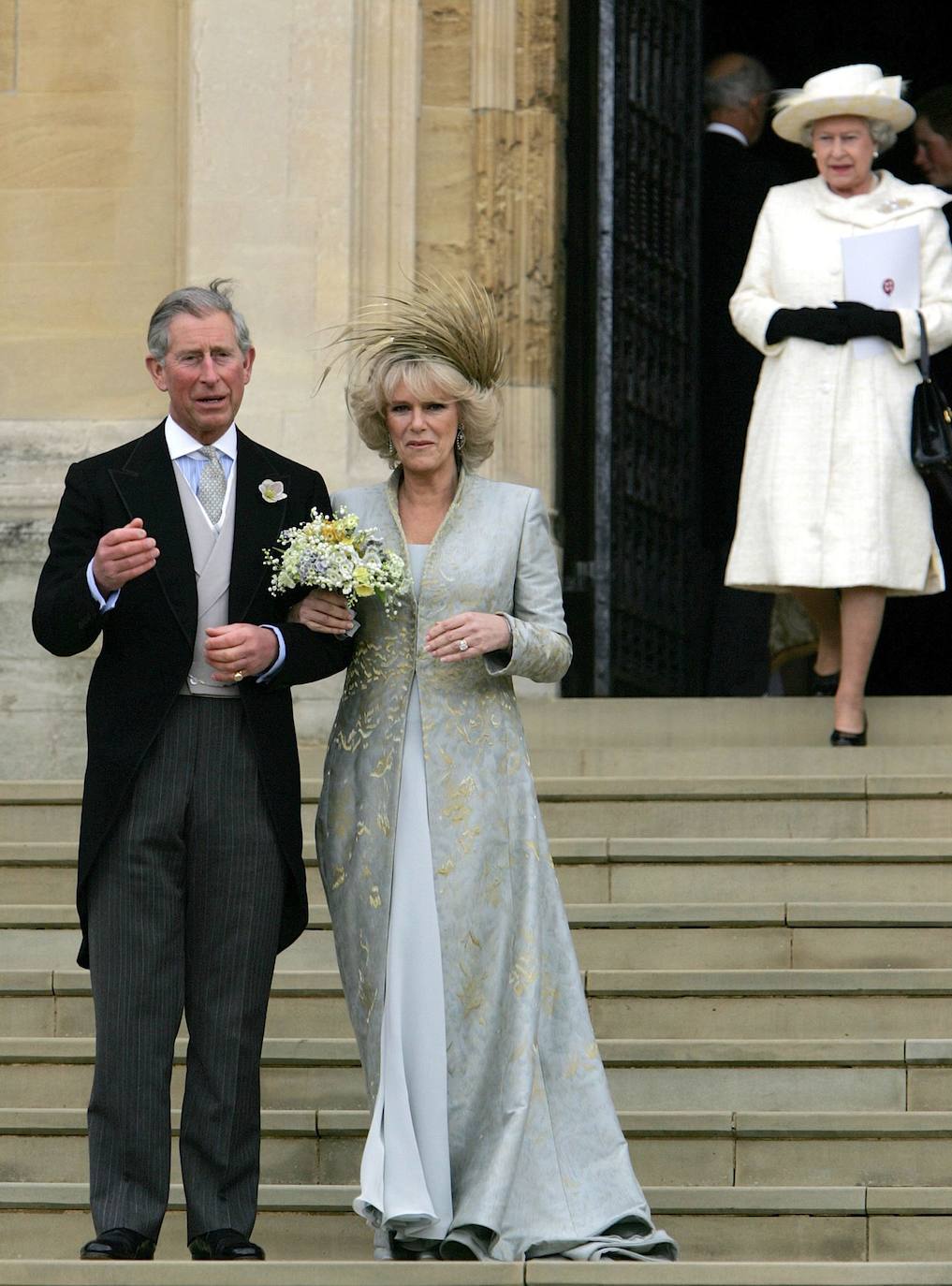En 2005 Carlos y Camilla celebraron su boda. Para la ocasión eligió un bonito vestido-abrigo con bordados con bordados y un original tocado de plumas de Philip Treacy. 