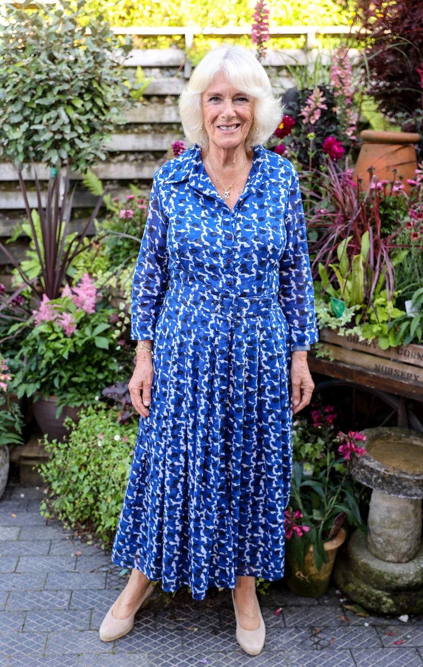 En verano Camilla recurre a vestidos fluidos como este modelo que ha llevado en diversas ocasiones. Como el rey Carlos III, no duda en reciclar y reutilizar la ropa. 