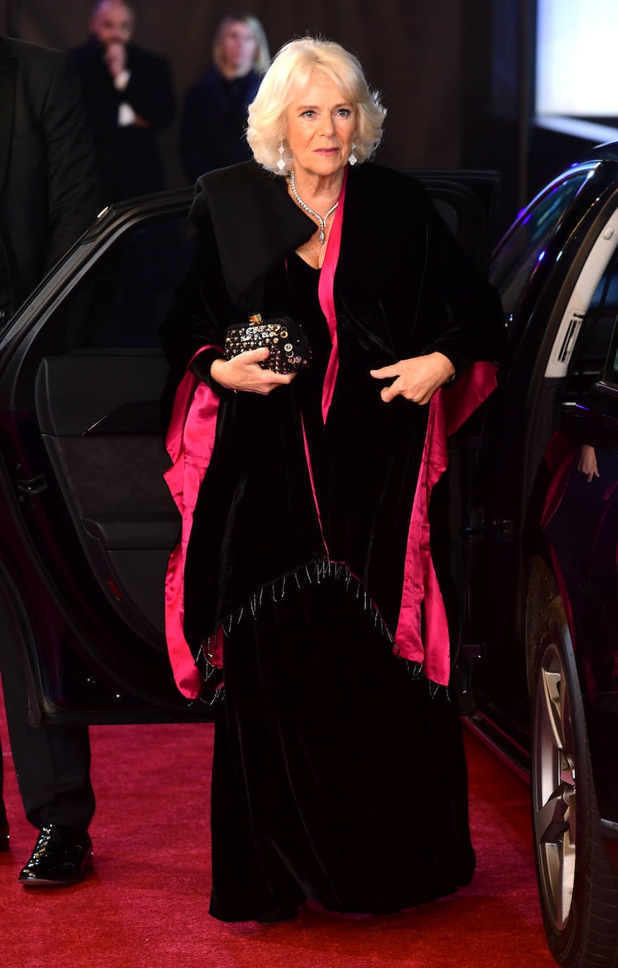 Con los años, aunque se ha mantenido fiel a su estilo, Camilla se ha ido refinando. En esta ocasión, para un evento de noche, eligió un vestido de terciopelo negro a juego con una capa. 