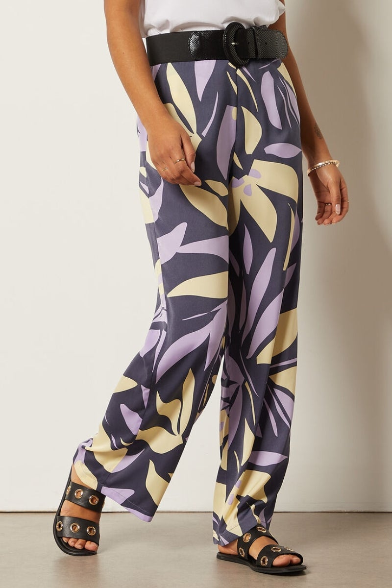 Pantalón fluido con estampado de flores XXL, de Etam. Su corte oversize hace de él la prenda comodín tanto para ir a la oficina como para una ocasión especial en función de los complementos que se le añada. Precio: 39,99€.