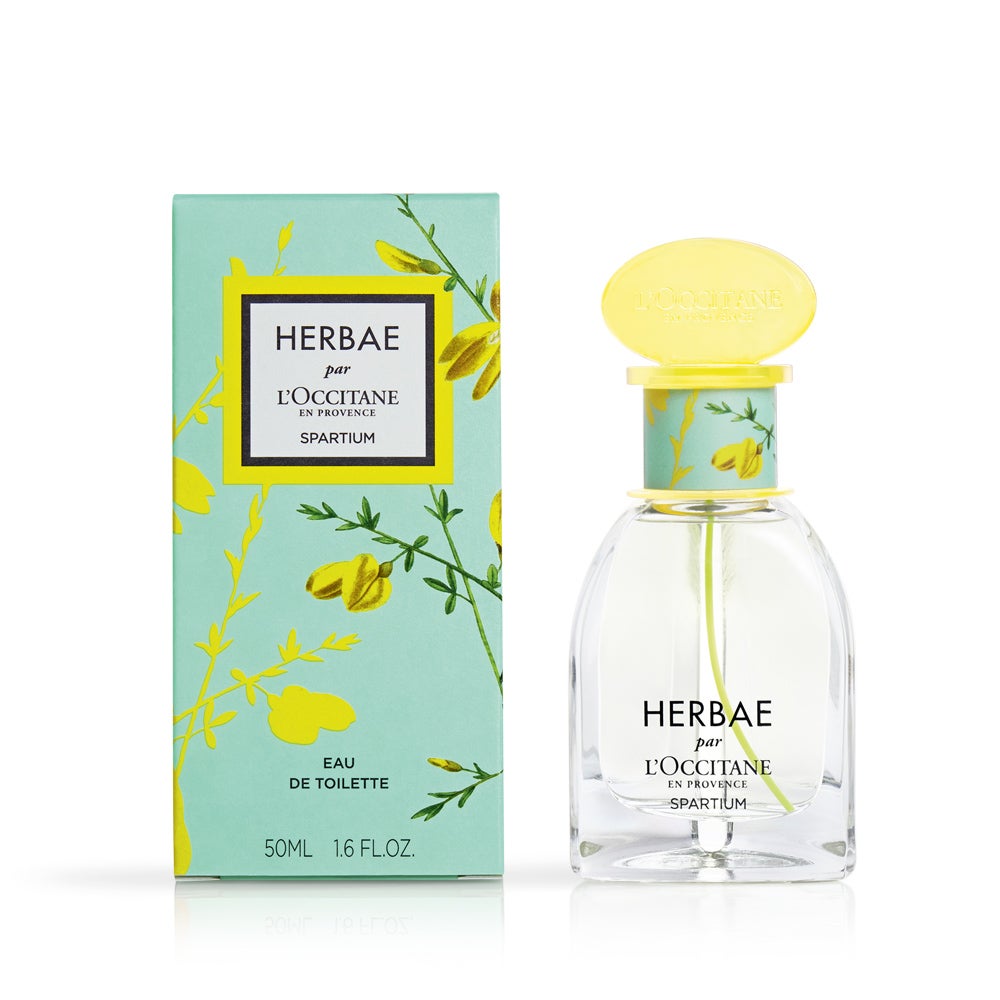 Herbae Spartium de L'Occitane (65 €, 50 ml).  La nueva incorporación a la colección Herbae -la gama de fragancias frescas y verdes de la marca francesa- es un agua de colonia inspirada en la retama provenzal que es pura primavera. Esta edición limitada es una oda a las hierbas silvestres y la retama típicas de la Provenza. La frescura cítrica y verde de la hoja de ruibarbo y las notas de pomelo dan paso al jazmín y al Ylang Ylang, que aportan una faceta floral soleada a este ramillete fresco y elegante. 
