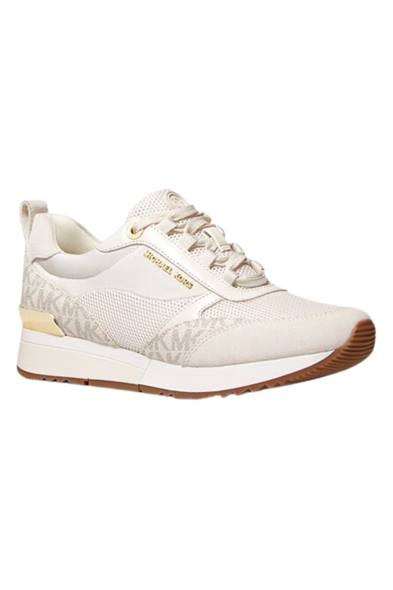 Zapatilla 'Allie Stride' de malla con logotipo, de Michael Kors. Idóneas para las mamis que abogan por el estilo deportivo y que buscan un diseño confortable a la par que elegante con el que añadir una pincelada de actualidad a cualquier look. Precio: 175€.