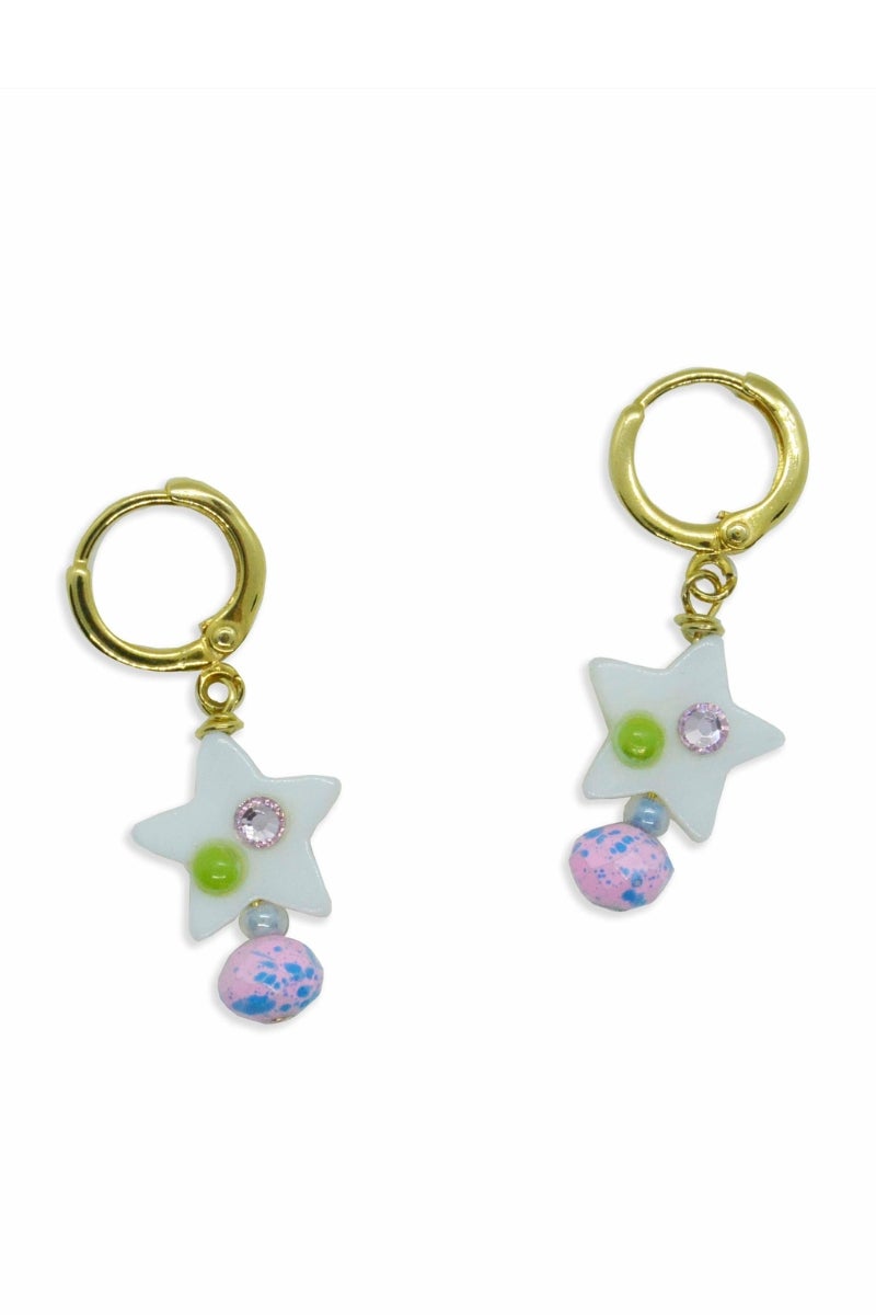 Pendientes 'Shell Star', de Glimmering Jewelry. Un modelo divertido para las madres que buscan añadir una nota de color a sus estilismos. Los diseños de las joyas de esta firma se basan en arriesgadas combinaciones, mezclando en cada pieza una gran variedad de materiales como perlas naturales, cristal checo, piezas artesanales de resina, y hasta cuentas vintage de los años 60 y 70. Toda una inversión en buen gusto. Precio: 25,99€.