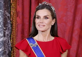 De rojo, con altas plataformas y tiara floral, el look de gala de la reina Letizia