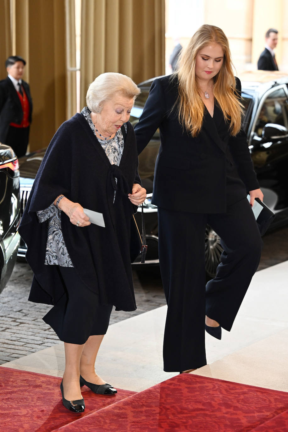 La princesa Amalia de los Países Bajos ha elegido un traje de chaqueta y pantalón de Marina Rinaldi en color azul marino. 