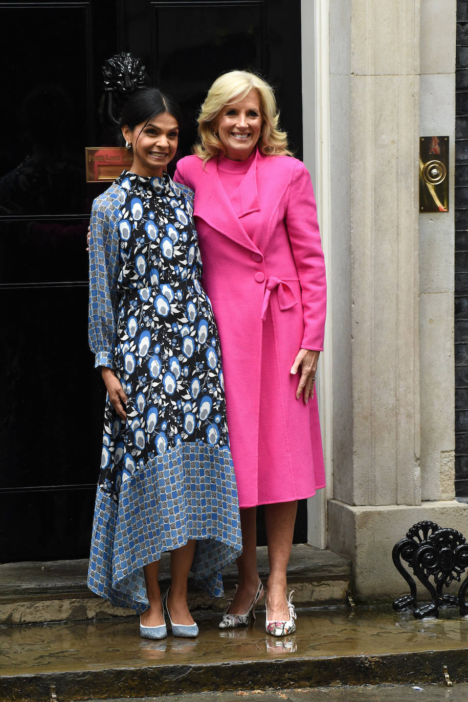 Jill Biden ha posado con un abrigo rosa y zapatos de Dior en la puerta de Downing Street, junto a Akshata Murthy, la esposa del primer ministro británico, que ha lucido un curioso vestido de seda de la firma Rixo y zapatos de LK Bennett.