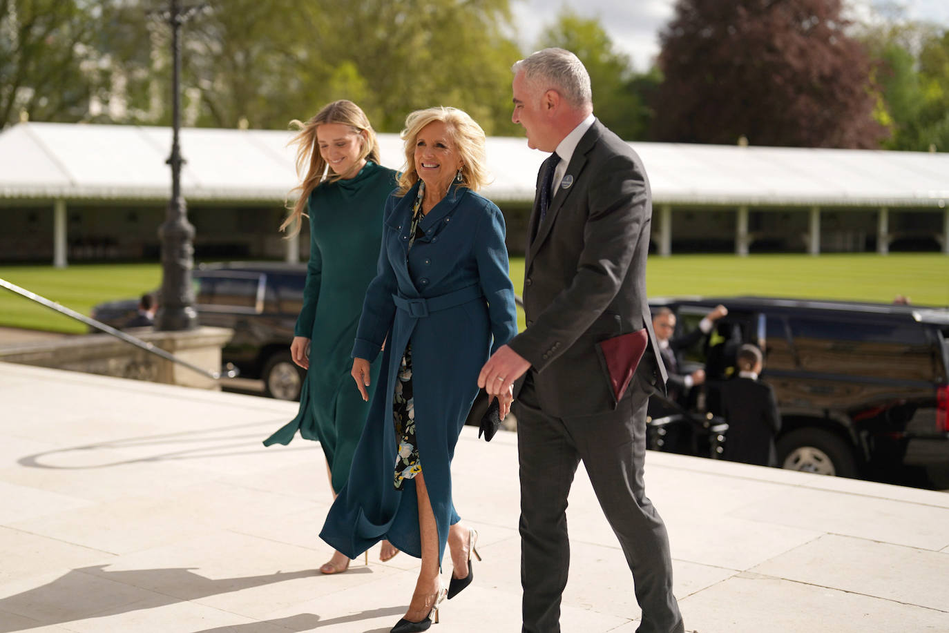 Jill Biden ha elegido un vestido con estampado floral en tonos azules de Tom Ford que ha cubierto con un abrigo en color azul. La primera dama estadounidense ha acudido a la recepción de invitados, acompañada por su nieta Finnegan que lucía un vestido largo verde. 
