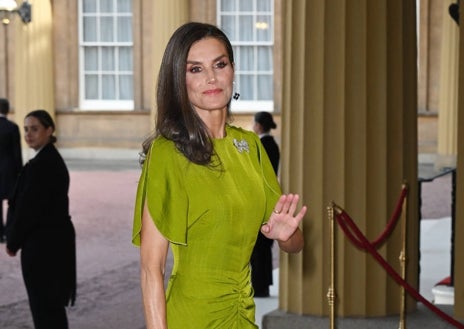 Recuadro 1 - La Reina dio una lección de estilo con un precioso vestido de Victoria Beckham que le quedó como anillo al dedo y que combinó con joyas espectaculares.