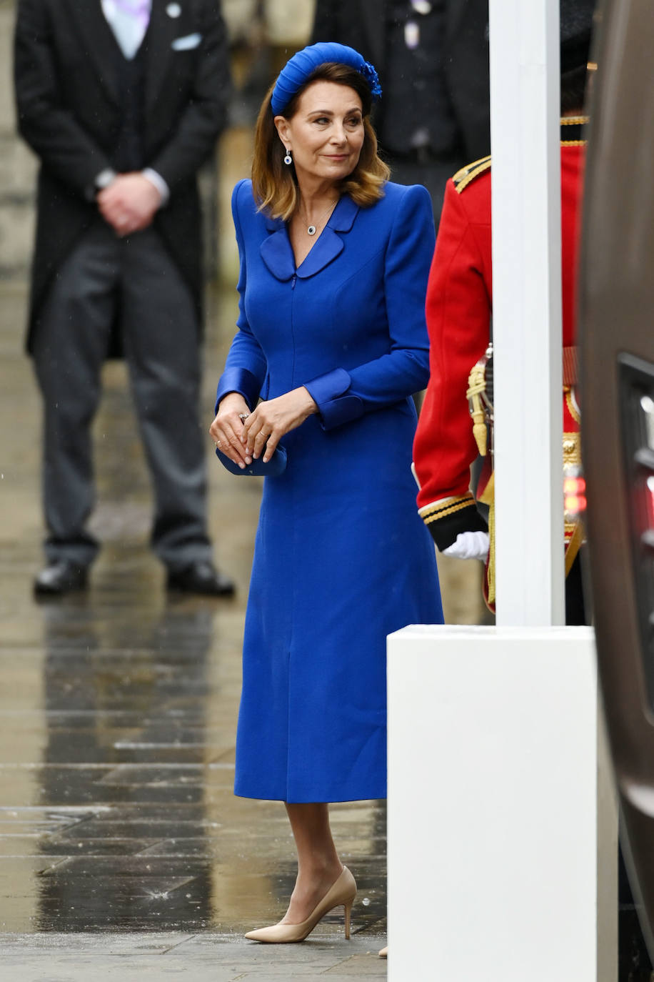 La madre de Kate Middleton con un vestido en color azul klein de Catherine Walker & Co. 