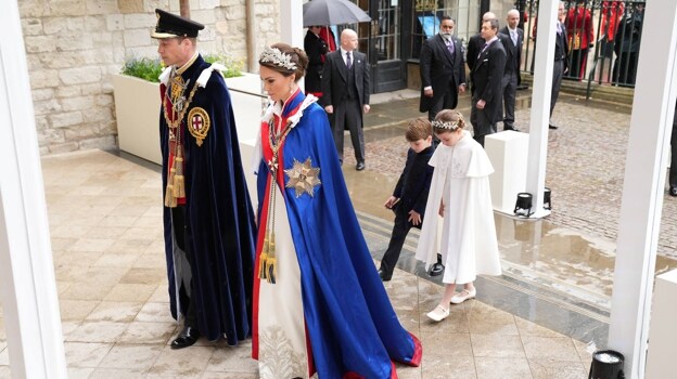 Los príncipes de Gales a su llegada a la abadía de Westminster.