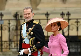La Reina Letizia, con vestido espectacular de color rosa y un original tocado en la coronación de Carlos III