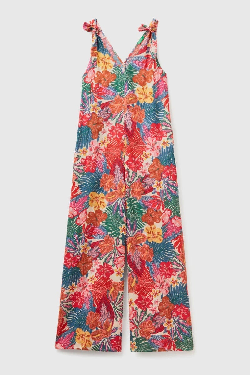 Benetton. Mono de tejido fluido con la pernera amplia, escote de pico, tirantes regulables anudados en la parte delantera y bolsillos insertados en los laterales. Una opción muy alegre gracias al colorido estampado de flores tropicales presente en toda la prenda. Precio: 59,95€.