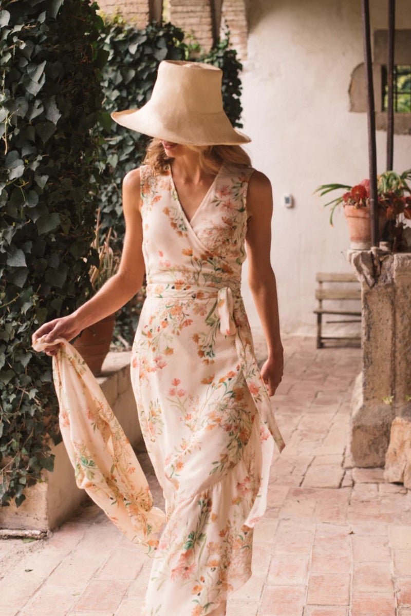 Volanda. El vestido Aura es ideal para los eventos de esta primavera-verano. De estilo romántico, en tono albaricoque y estampado de flores. El diseño de este vestido está pensado para máxima comodidad y adaptabilidad al cuerpo de cada mujer. Precio: 249€.