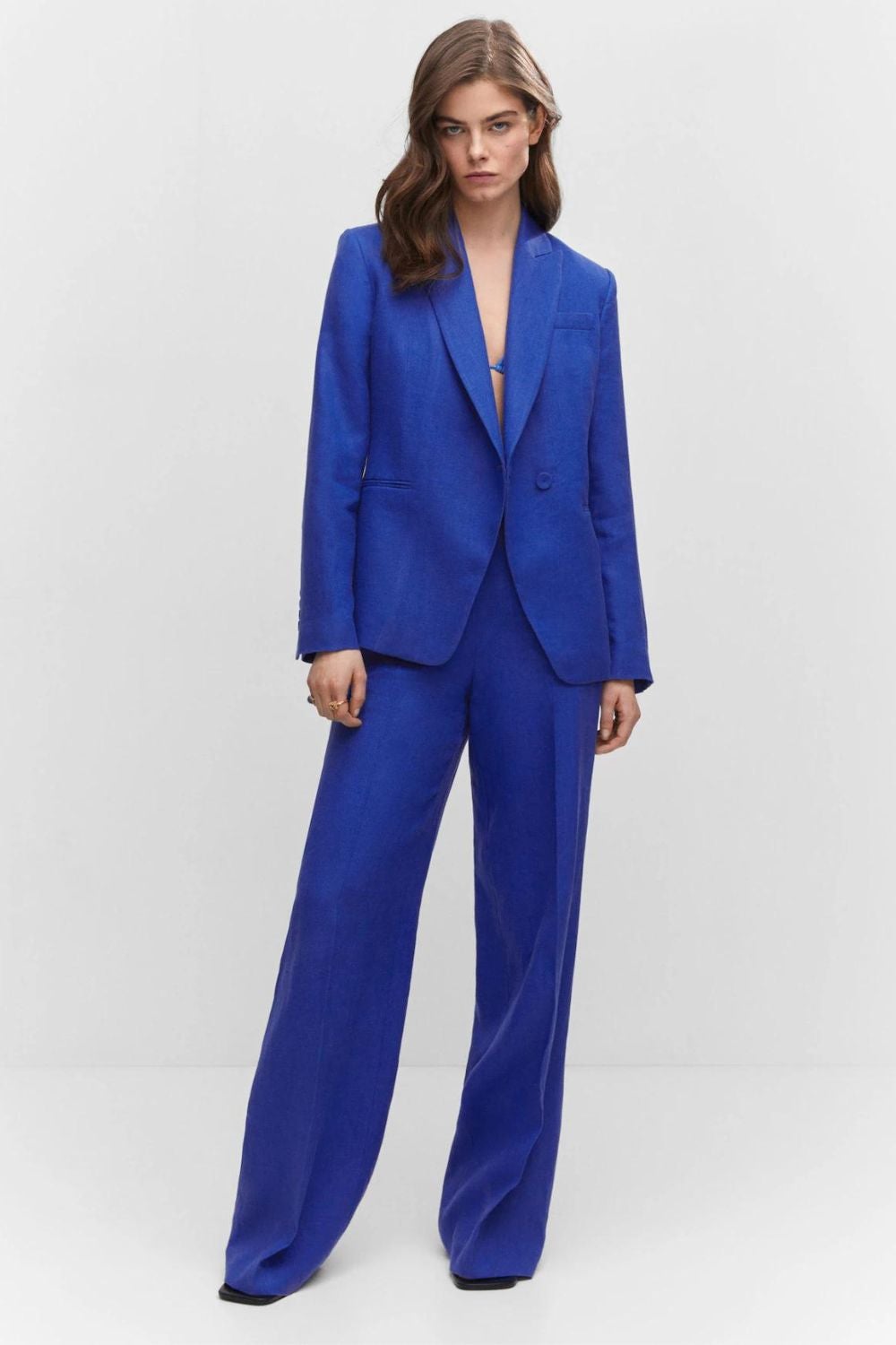 Traje azul de lino de Mango. Chaqueta 69,99 euros y pantalón 39,99 euros. 
