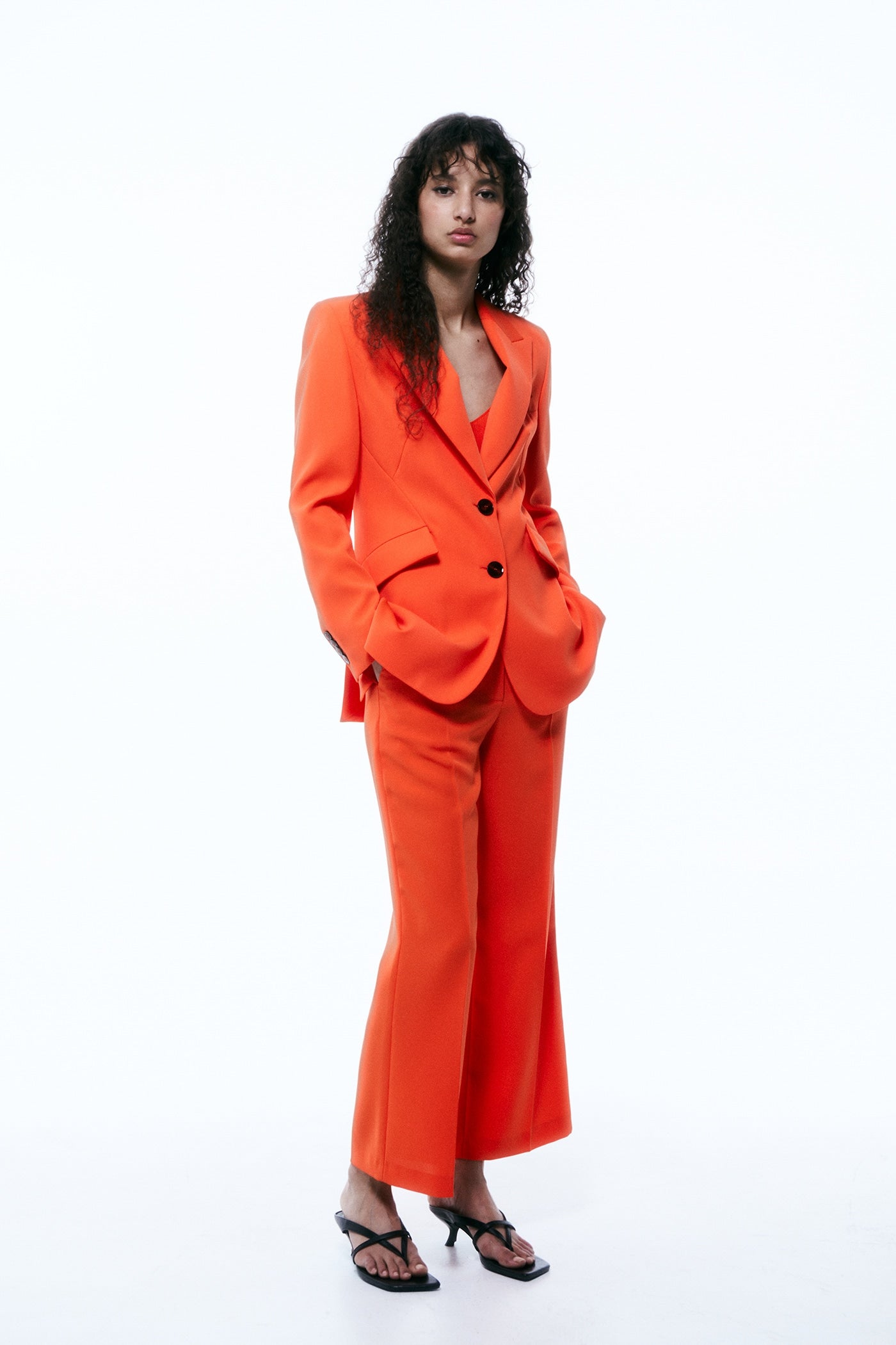 Traje de Sfera. Chaqueta 59,99 euros y pantalón 35,99 euros. 