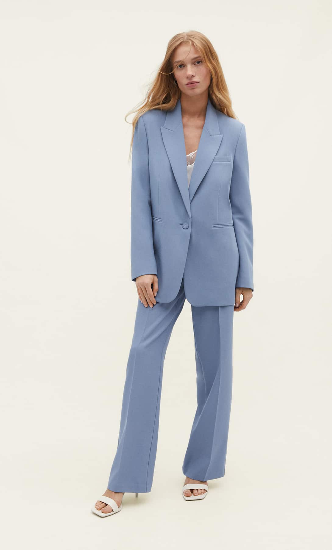 Traje azul de Stradivarius. Chaqueta 35,99 euros y pantalón 19,99 euros. 