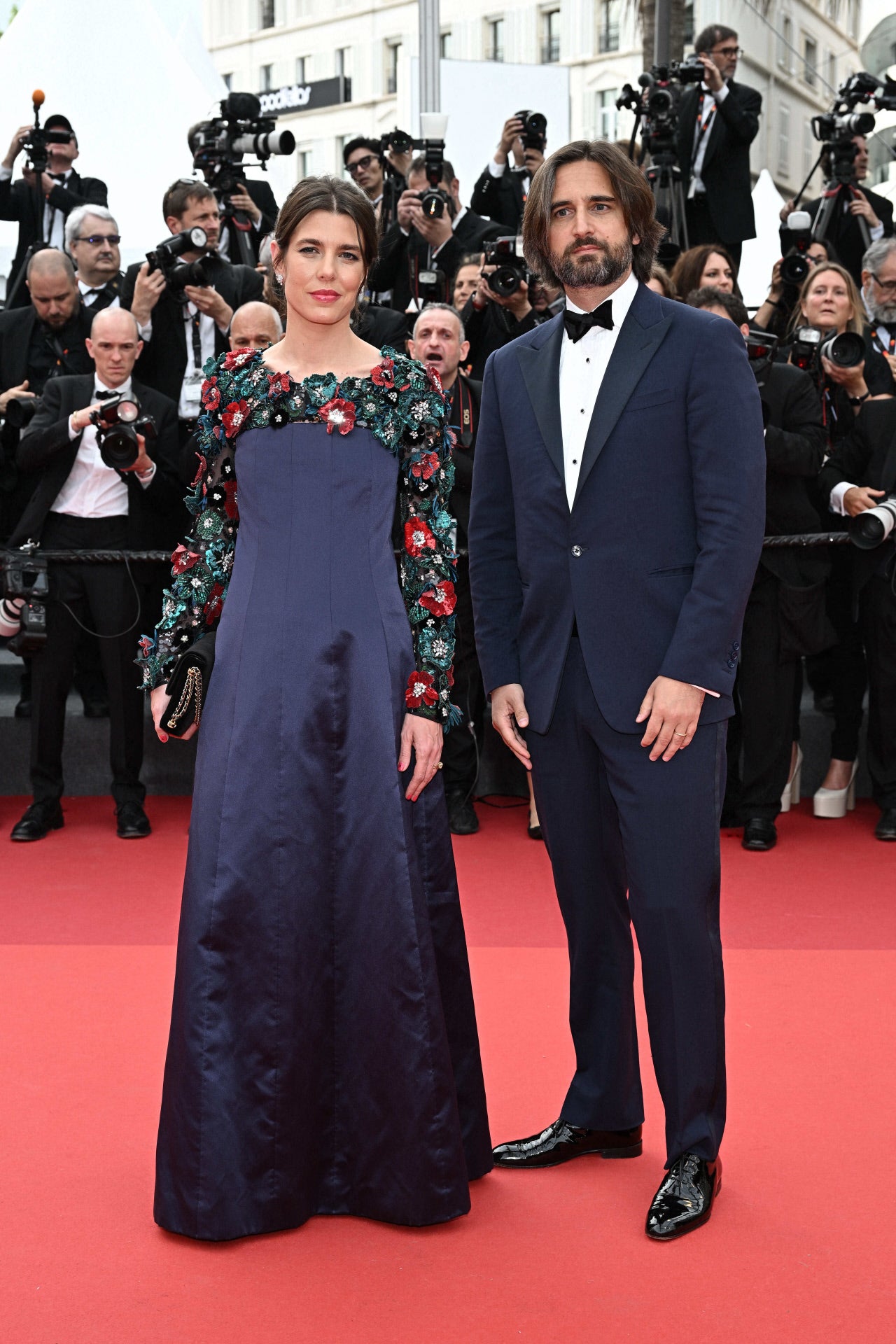 Charlotte Casiraghi posó junto a su marido Dimitri Rassam y lució un vestido largo en raso de color azul marino con detalle floral en el escote y las mangas de la colección de Alta Costura Otoño/Invierno de Chanel.