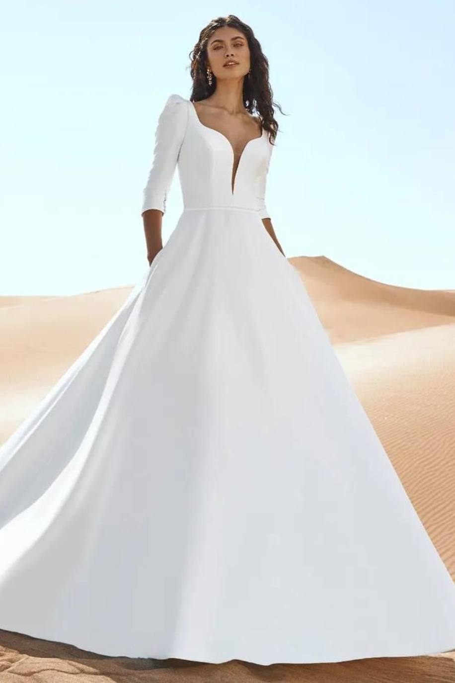 Vestido de Pronovias con escote de corazón. 