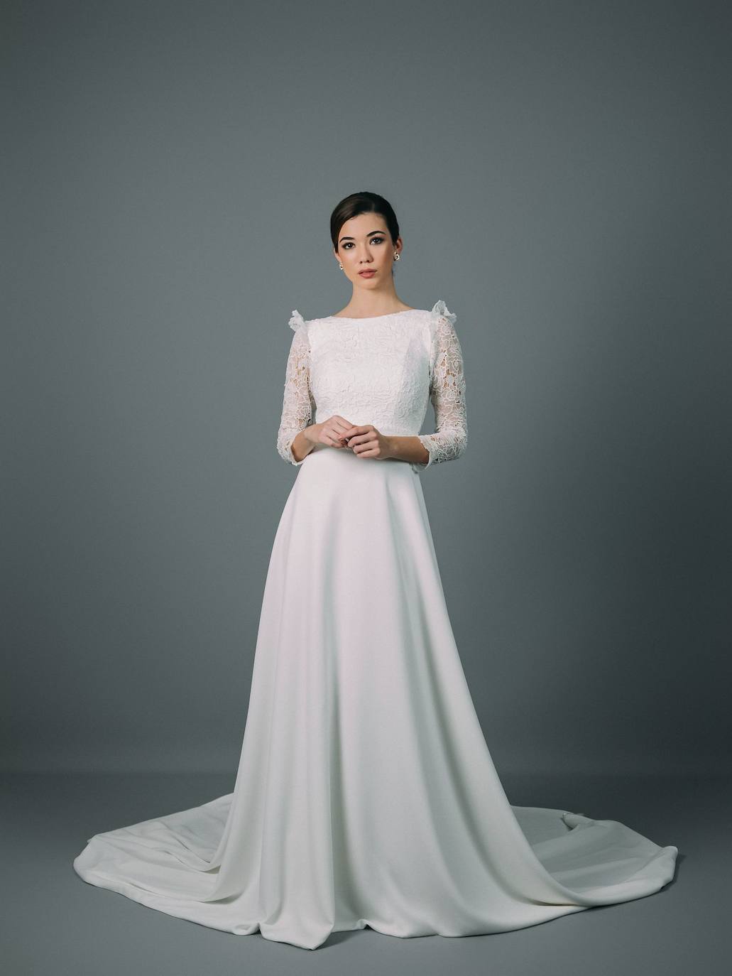 Vestido con manga francesa y cuerpo entallado de Rocio Osorno. 1900 euros. 