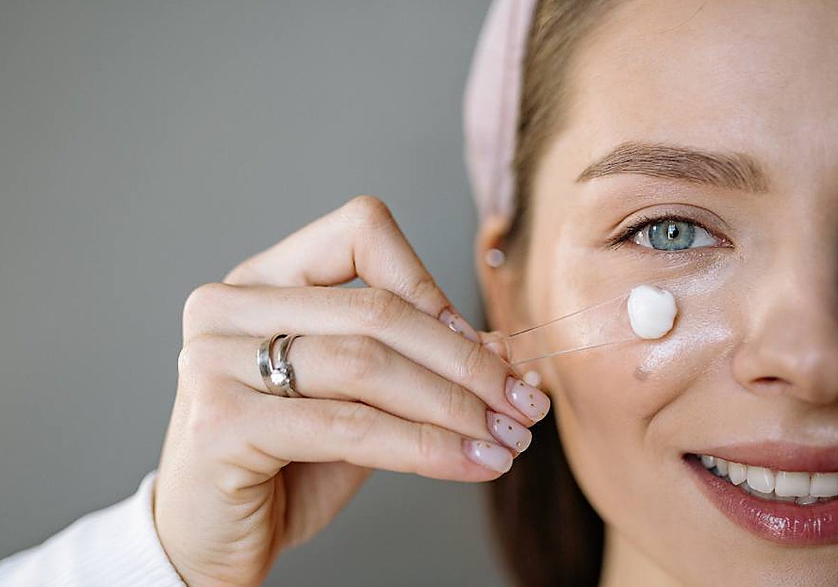 Usar cremas hidratantes con color es perfecto para tu rutina de belleza.