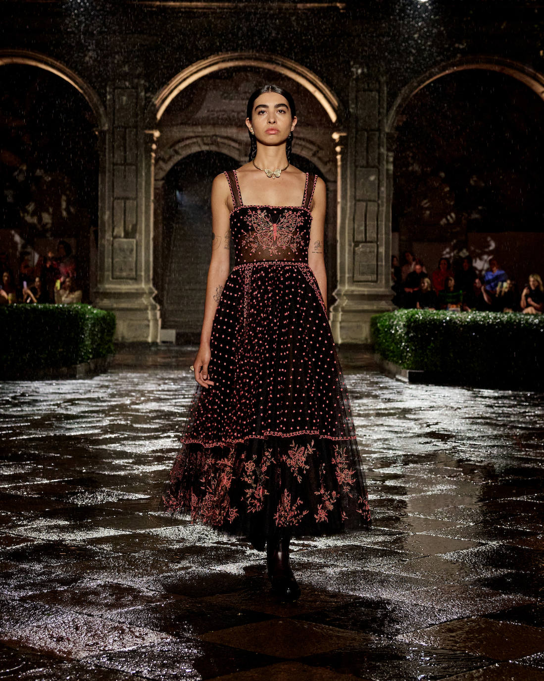 Muchos de los vestidos cuentan con bordados a mano, hechos por artesanos locales, seña de identidad de Dior, que combina como nadie el 'savoir-faire' con la innovación y la tecnología. 