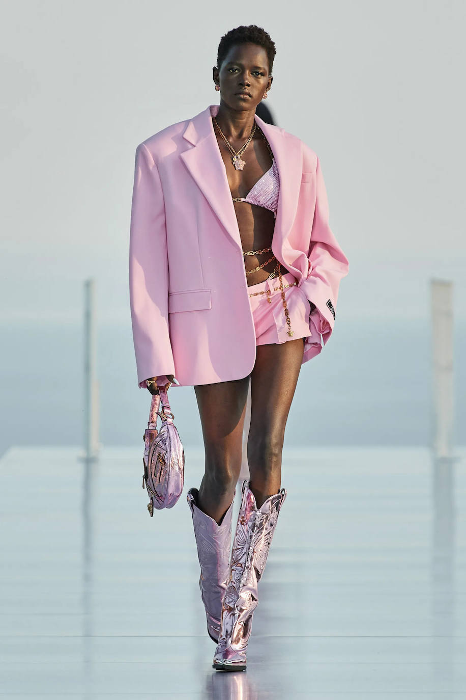 Desfile en Cannes de la nueva colección de Dua Lipa y Versace, 'La Vacanza'.