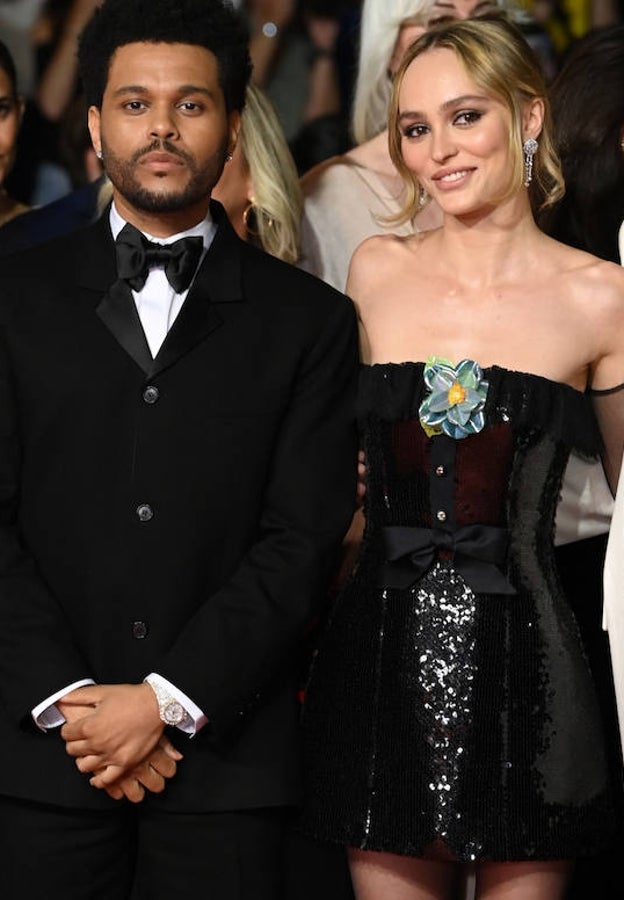 Lily Rose Depp junto a Abel Makkonen en el Festival de Cannes 2023.