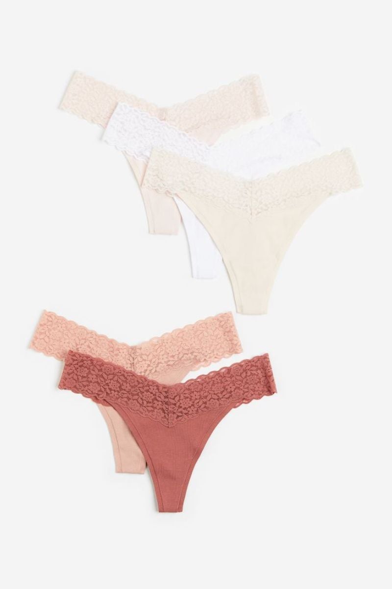 H&M. Tangas de encaje con talle bajo, cintura en V, tiras laterales finas para marcar las caderas. Precio: 16€.