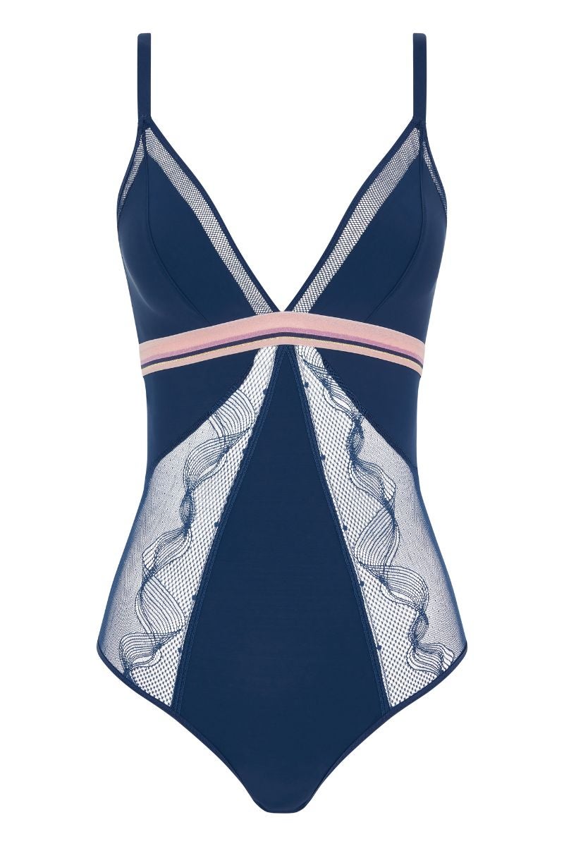 Passionata. Body 'Paola' con encaje en diferentes tejidos, escote pronunciado en uve, tirantes ajustables  y banda elástica en la cintura. Precio: 54,95€.