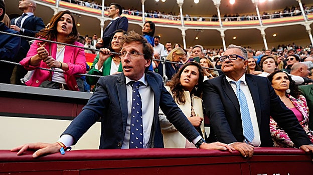 Teresa Urquijo Moreno, con america beige este domingo en la corrida de la Prensa, junto al alcade de Madrid.