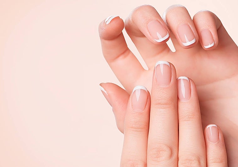 La manicura francesa es una tendencia atemporal.
