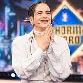 El look 'otaku' de Rosalía en 'El Hormiguero' y las pistas sobre su próximo vestido de novia