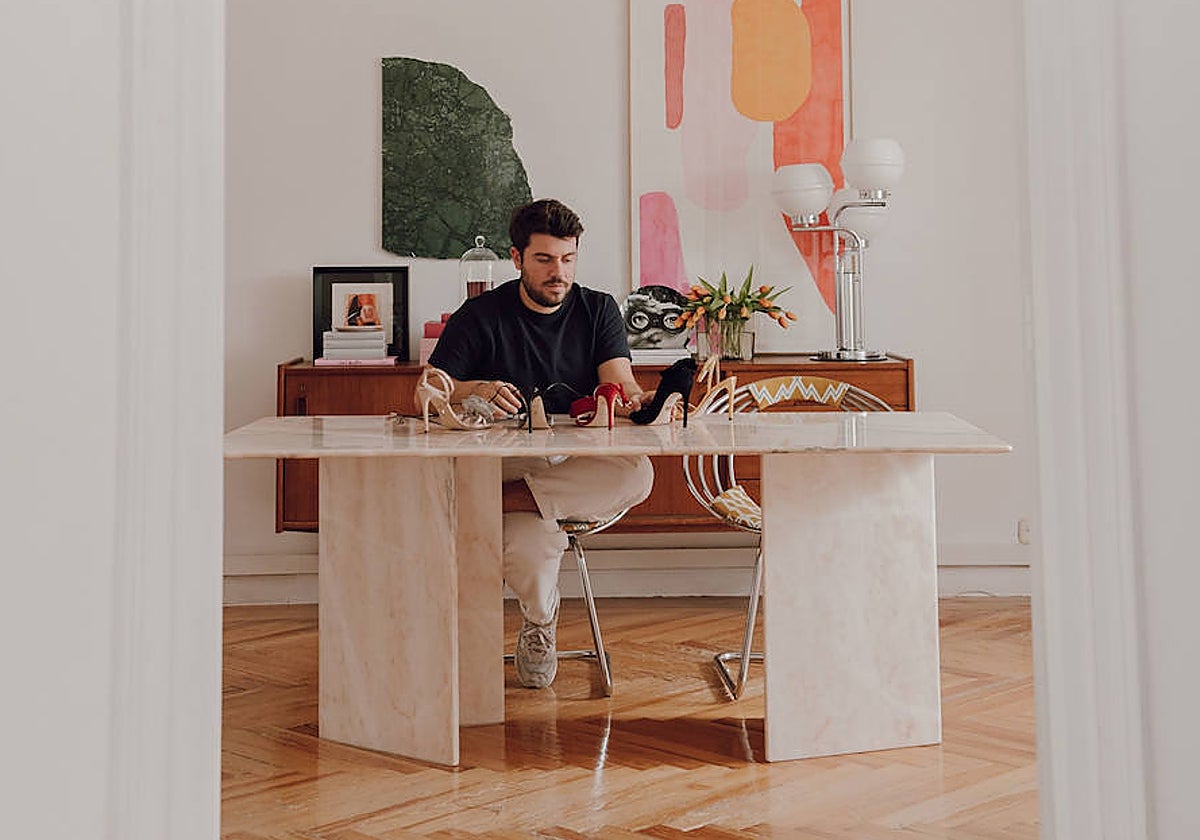 Jorge Redondo en su mesa de trabajo, en la sala adjunta al salón de pruebas.
